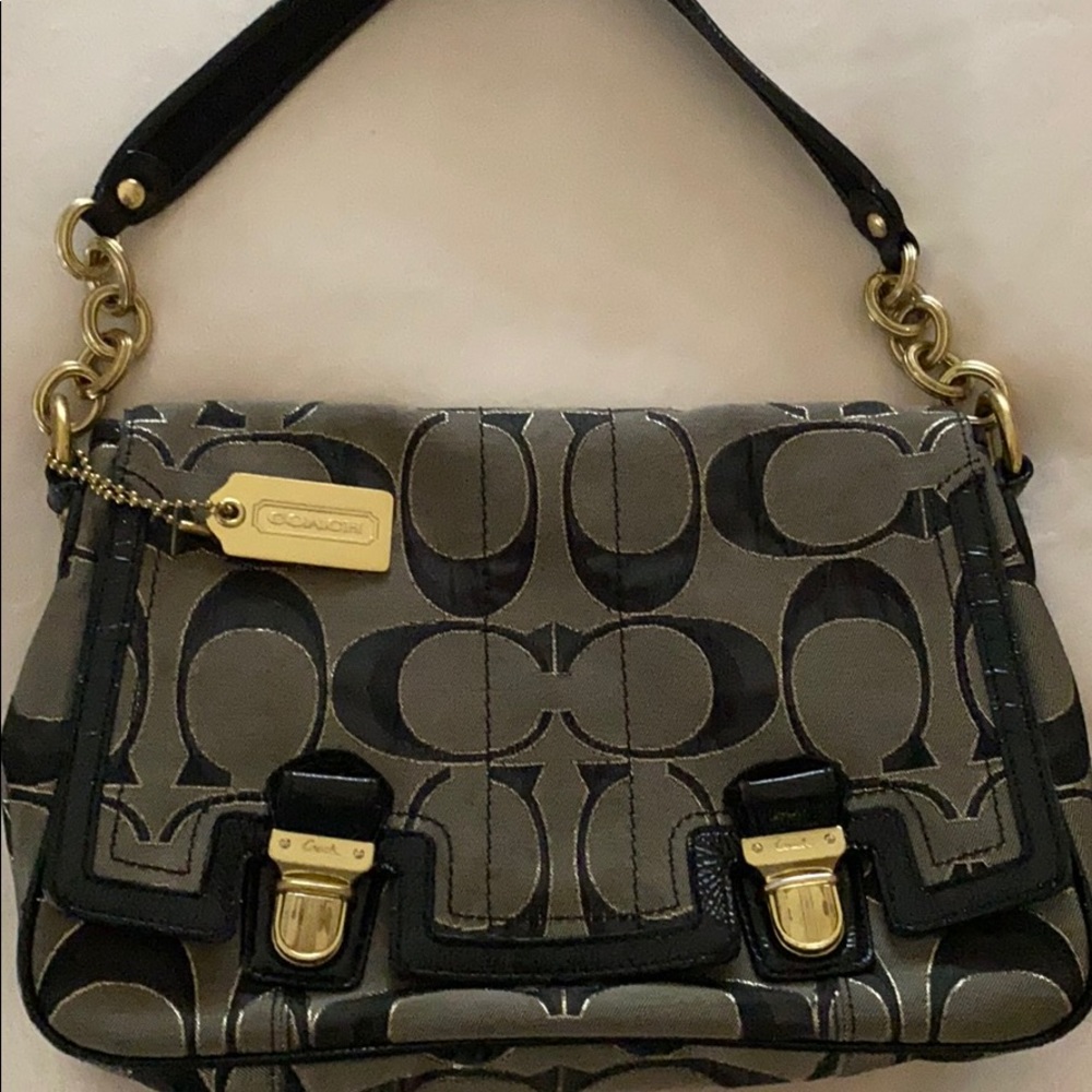 Coach classic shoulder bag ~ great condition
